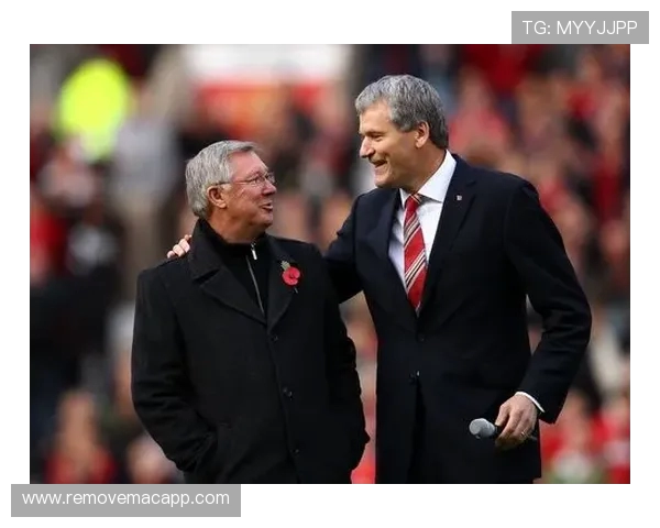 弗格森与达格利什在看台上畅谈并分享巧克力豆的温馨瞬间